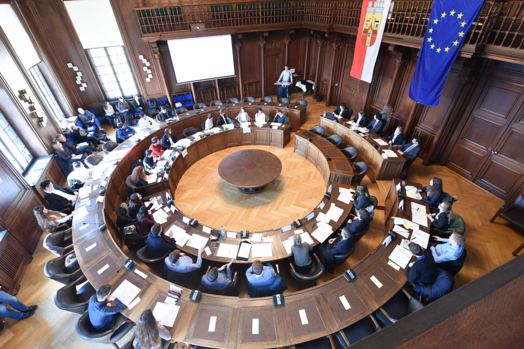 Europäisches Schülerparlament 2018, Parlamentarische Debatte im Rathaus Herford, Foto: Christian Weische
